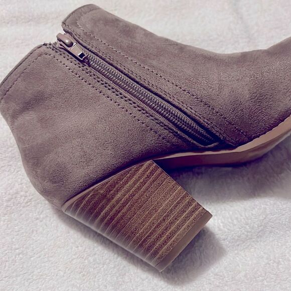 City Classified Vegan Faux Suede Mushroom Tan Ankle Boot Western Bootie Size 7 - Picture 11 of 11